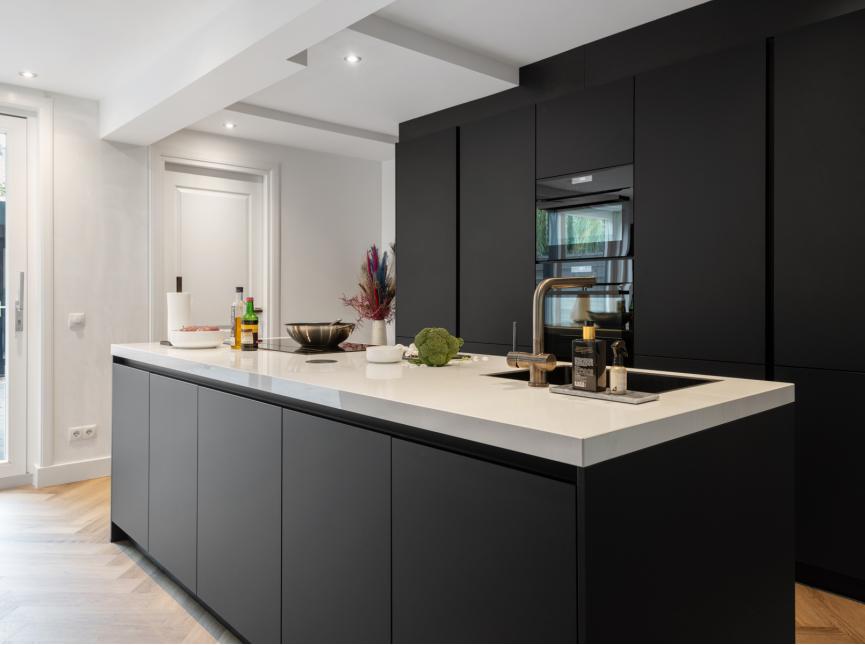 progressief Normaal Kloppen Strakke zwarte keuken met licht blad | Superkeukens