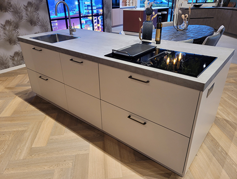 Showroomkeuken - Eilandkeuken met kastenwand - Amersfoort 02