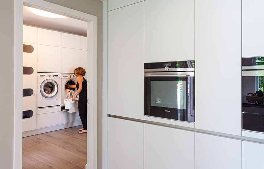 Bijkeuken met wasmachine in wit front