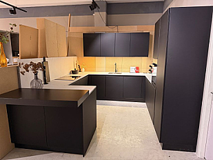 Zutphen 2577_franchetti-onyxzwart-mat-u-opstelling-01