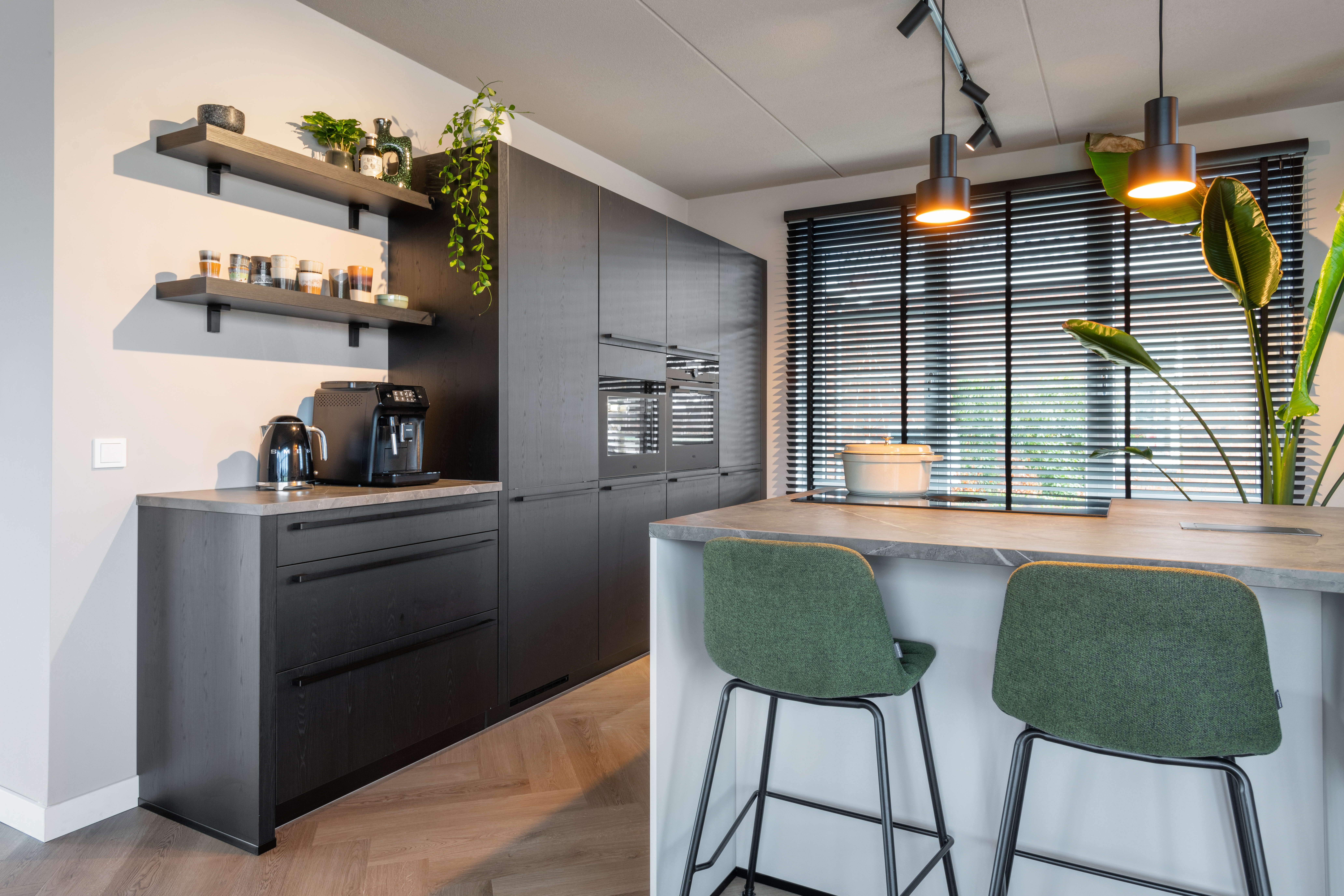 Keuken met bar en koffiehoek