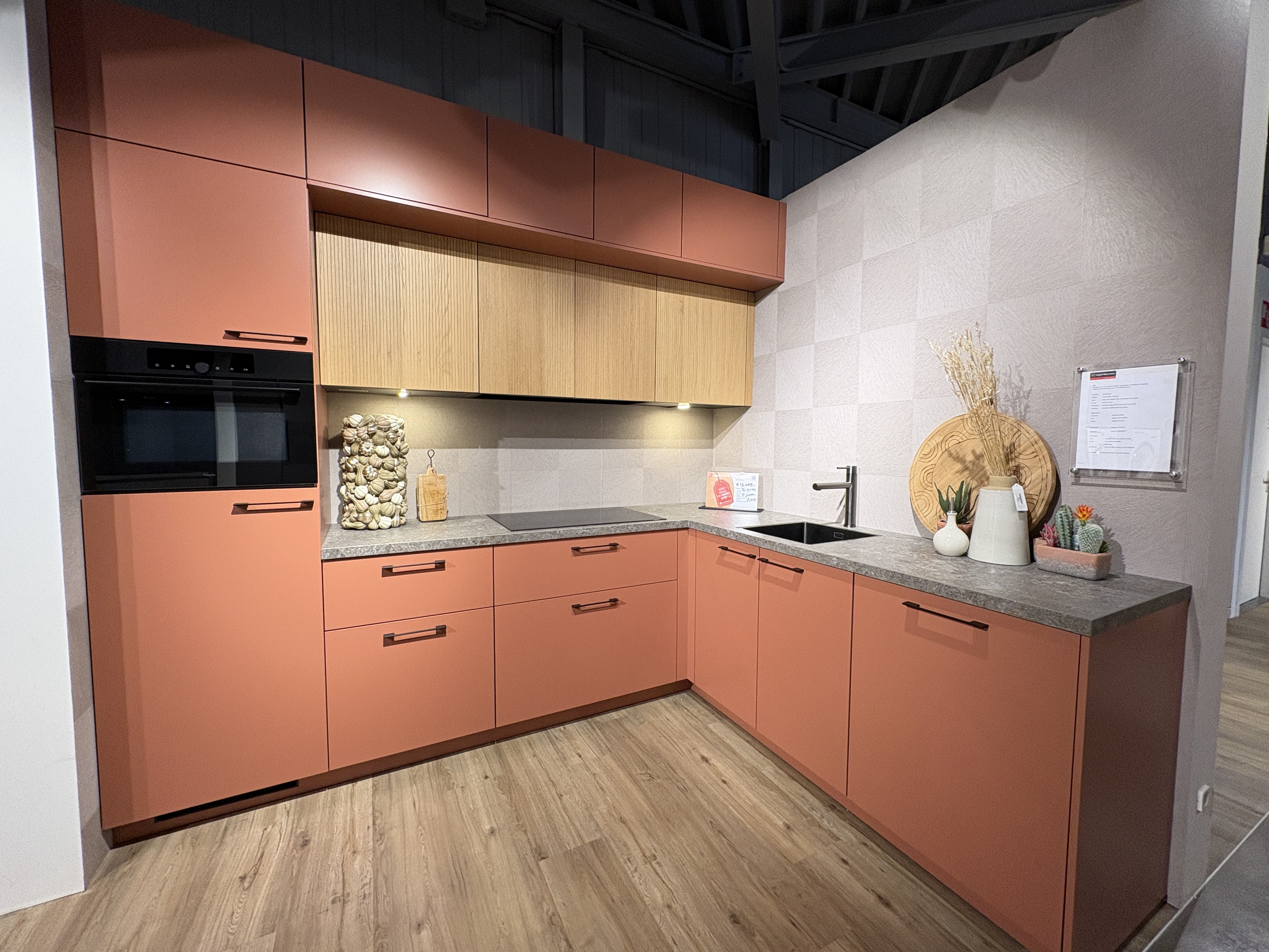 Showroomkeuken Cerezo met zijdeglans fronten, Richard Puur Eiken houtfineer en keramisch werkblad.