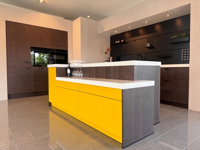Showroomkeuken Rudel | eiland | eiken marron | compleet