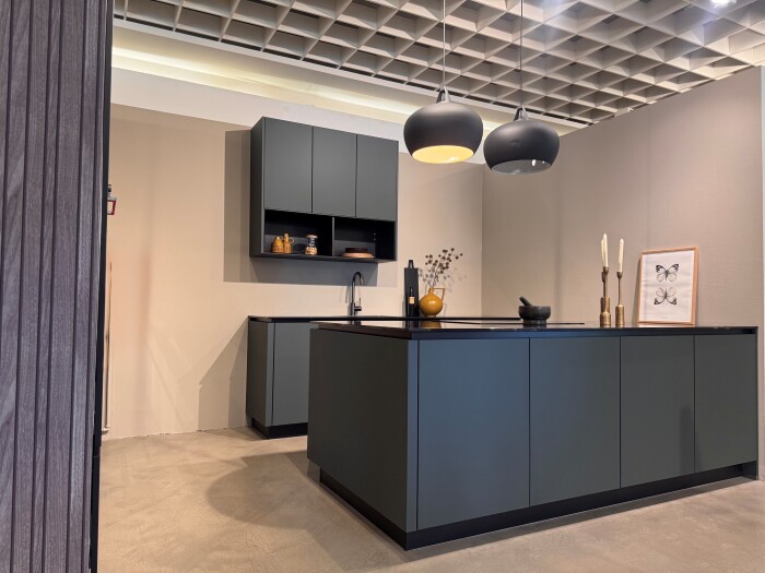 Showroomkeuken Empoli | mineraalgroen | eiland | compleet