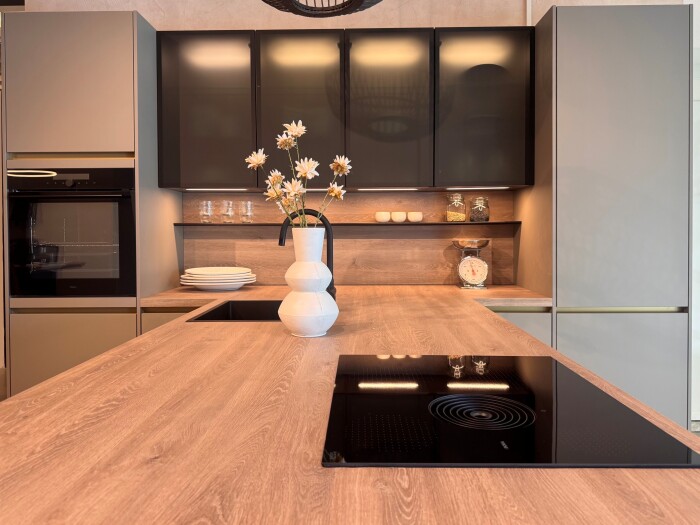 Showroomkeuken Empoli | T-opstelling | 317x249 | compleet