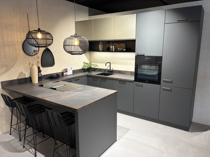 showroomkeuken Franchetti Lavazwart (L192U) 40% korting