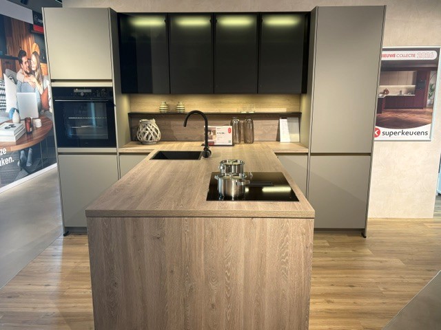 showroomkeuken, unieke opstelling, AFP taupe grijs front