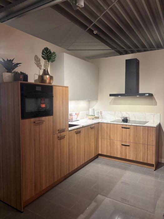 LUXE ENSOR KEUKEN – KARAMEL WALNOOT